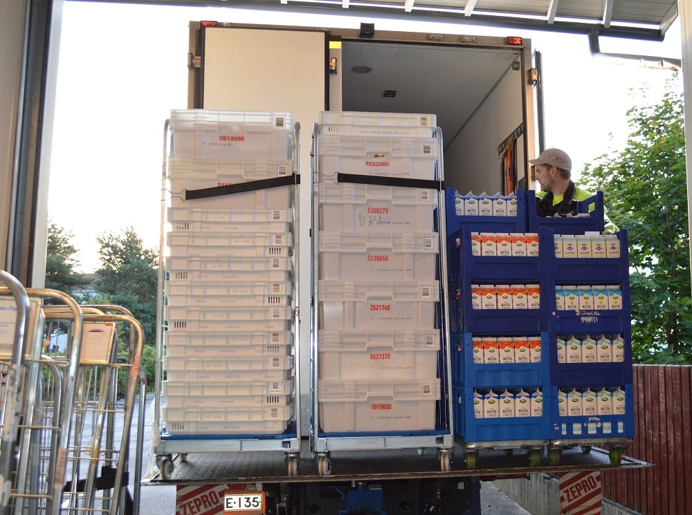 Foldia and dairy dolly on taillift