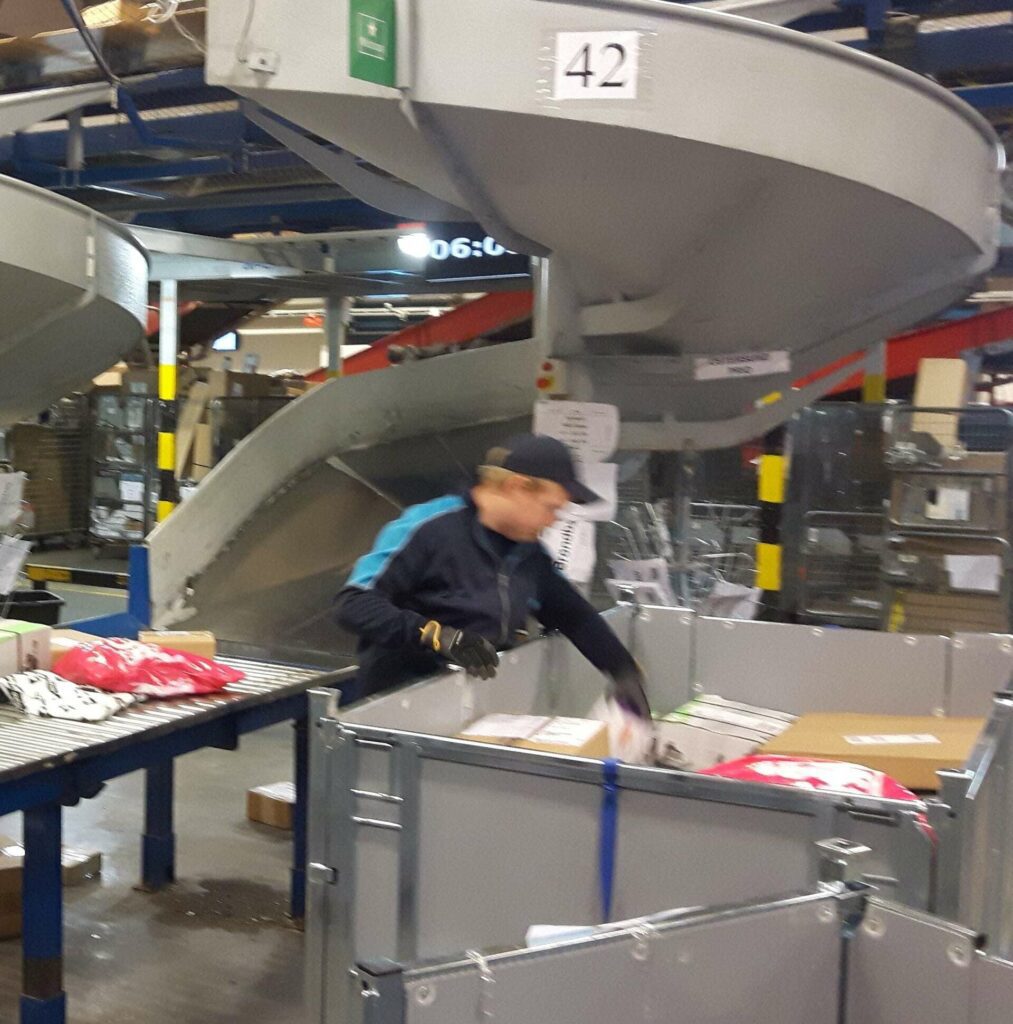foldable cages in parcel sorting centers