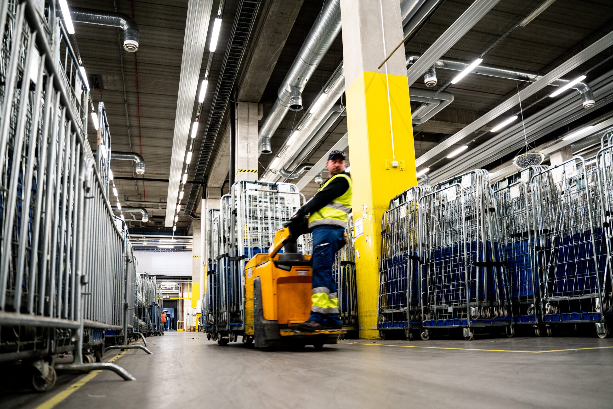 INEX moving Foldia rollcages with forklift