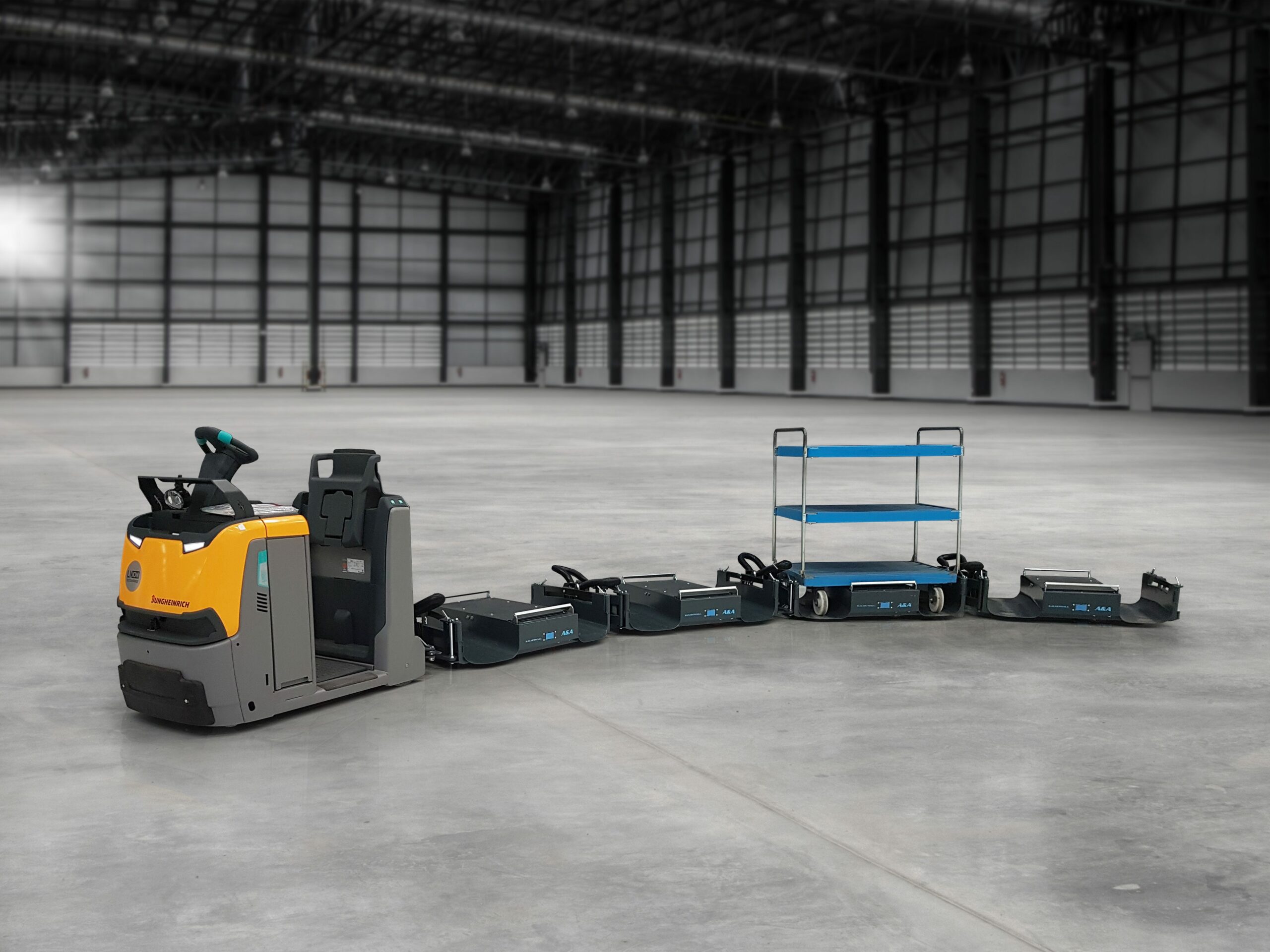 LiftLiner tugger train with Jungheinrich tugger and elephantboard lshelf wagon