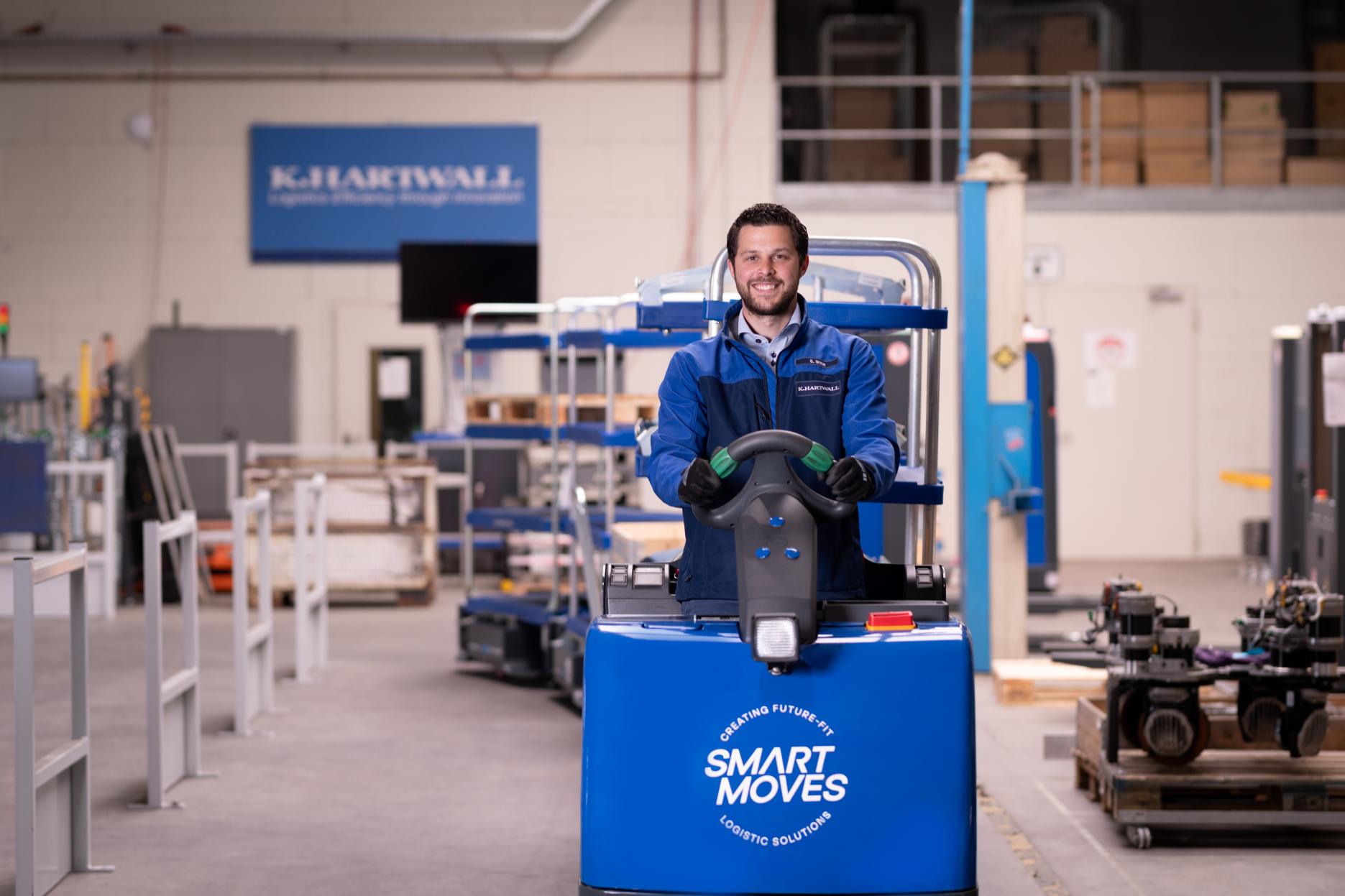 With our LiftLiner tugger train you can say goodbye to forklifts