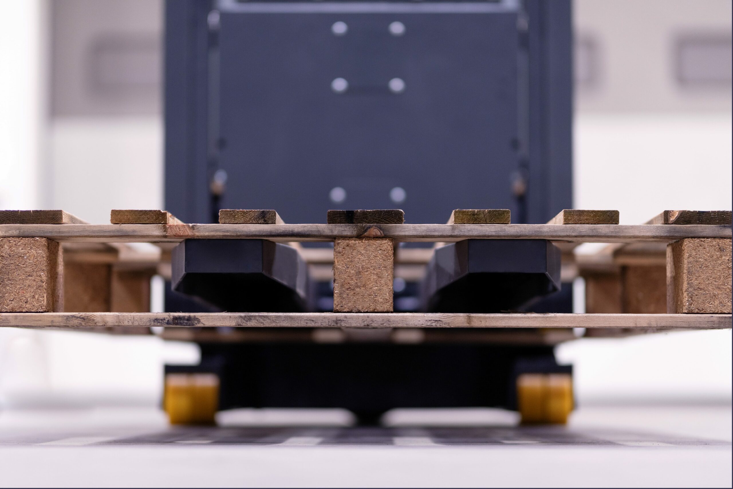 A-MATE Counter pallet handling with cantilevered forks