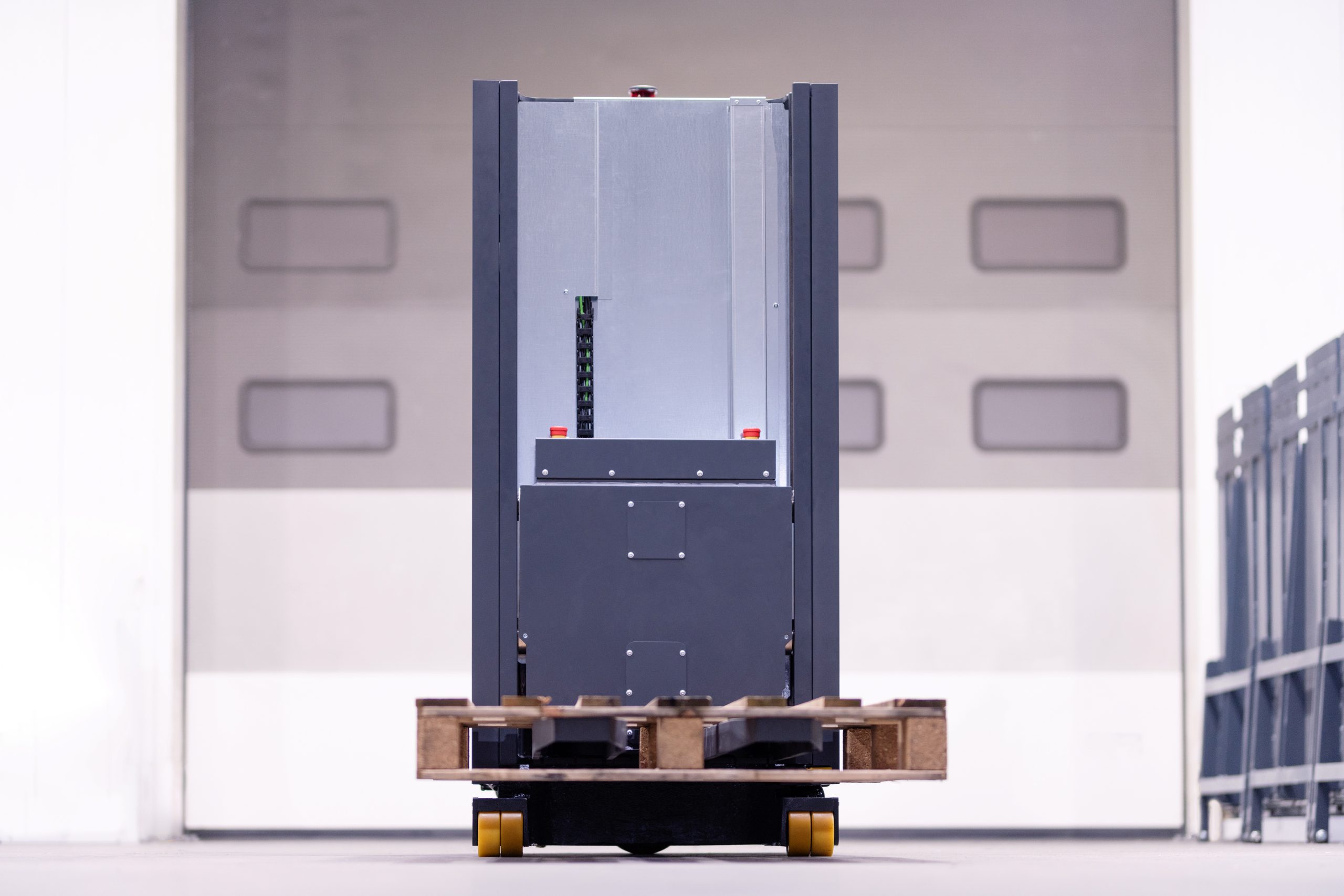 Das Fahrerlose Transportsystem A-MATE Counter transportiert geschlossene Paletten und Gitterboxen