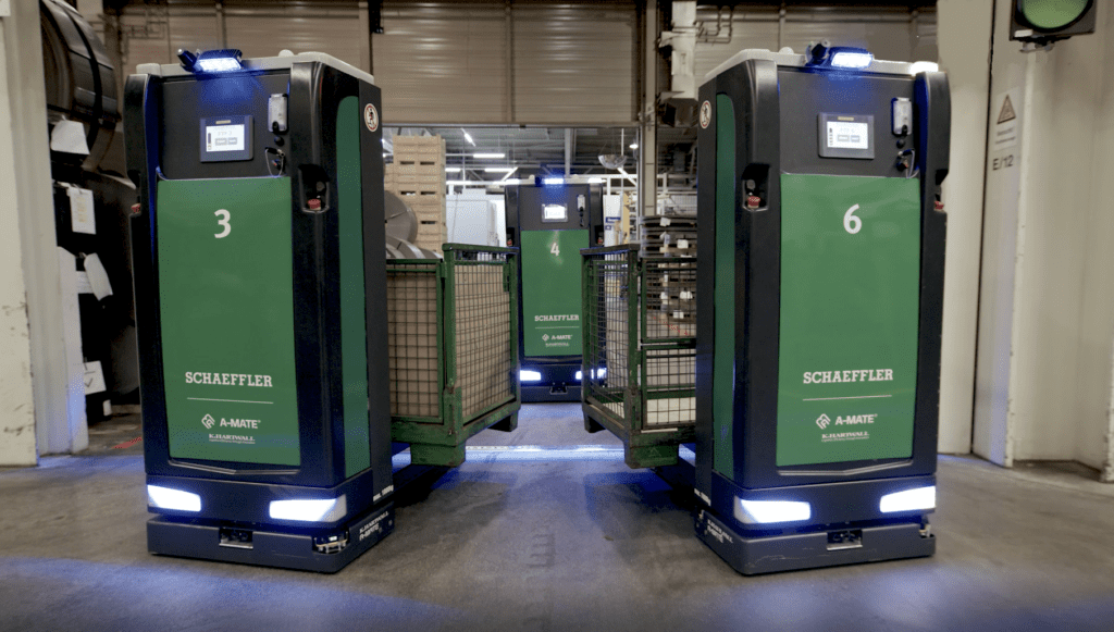 Bei Schaeffler automatisiertet das FTS A-MATE FreeLift den Ladungsträgertransport