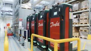 Danfoss in Dänemark setzt vier A-MATE FreeLift für den internen Materialtransport ein
