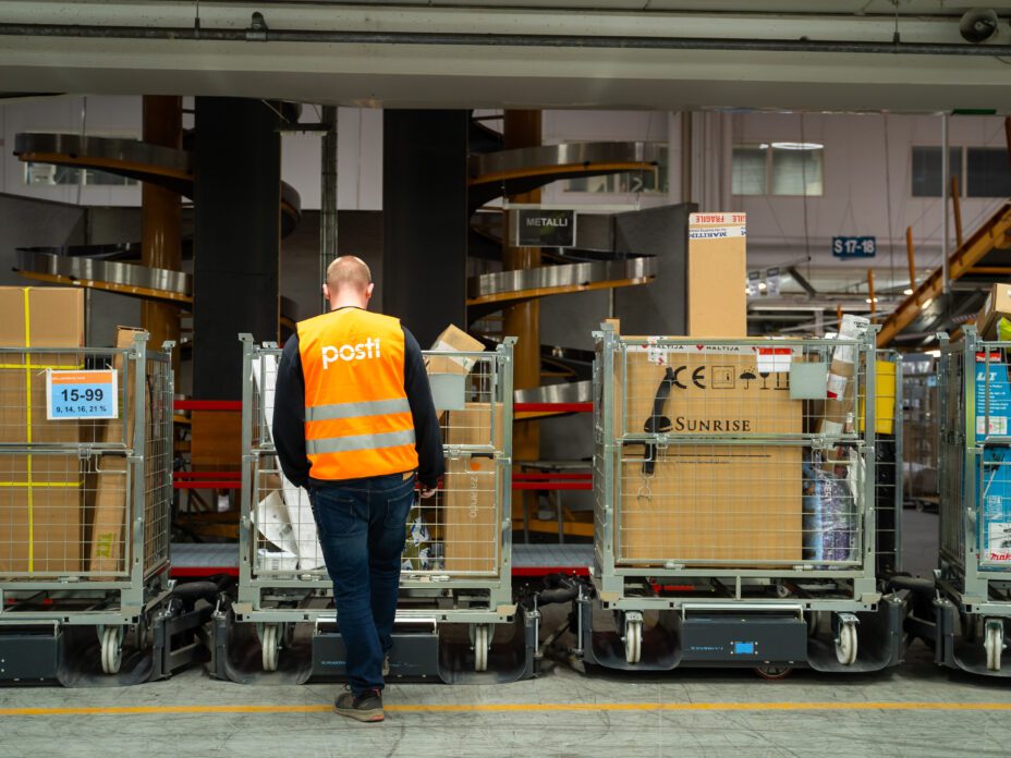 Posti in Finland is using the LiftLiner tugger train as well as foldable cages for the internal tranport of odd-size and large parcels.