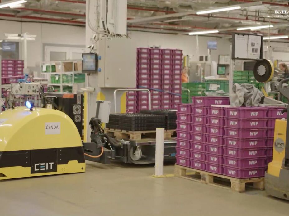 ZF is using our LiftLiner tugger train in combination with an AGV to ensure an automated transport within their facility - even outdoors