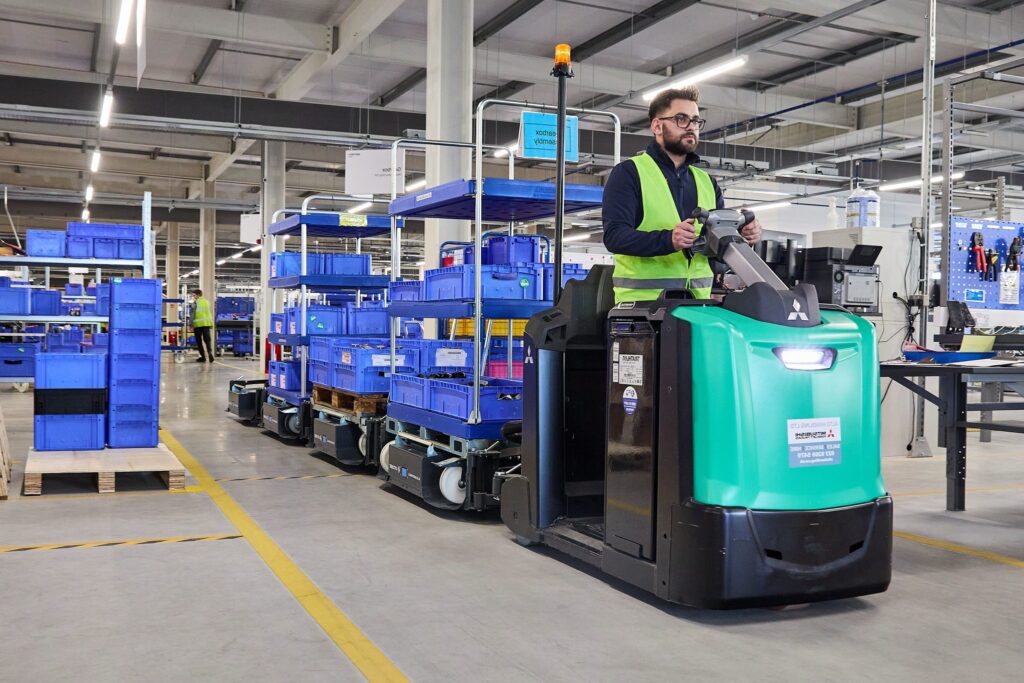 Parvalux in Großbritannien setzt in seinem neuen Werk auf den LiftLiner Routenzug sowie Ladungsträger von K.Hartwall
