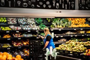 Nachbefüllung der Regalauslage bei Früchten im Supermarkt
