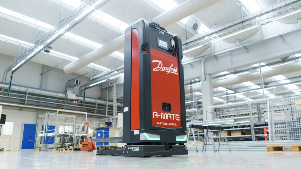 Danfoss in Dänemark nutzt vier FTS A-MATE FreeLift für den automatisierten Paletten-Transport