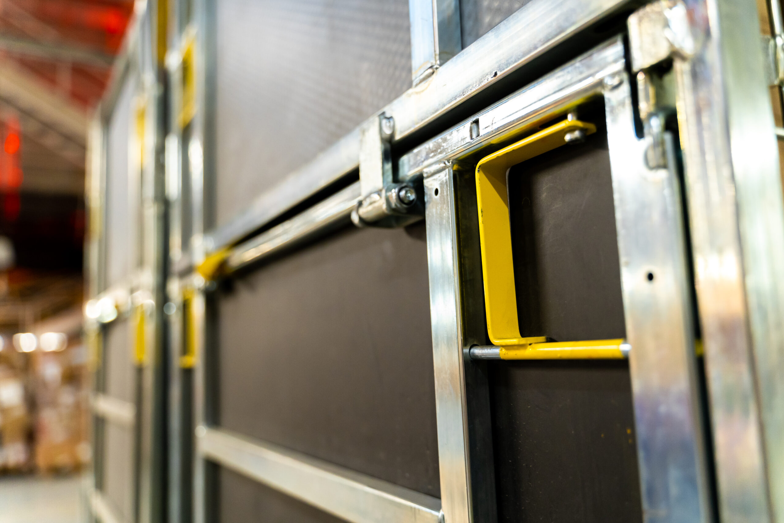 Einfache Verriegelung und Paketabsicherung der Ladungsträger von K.Hartwall