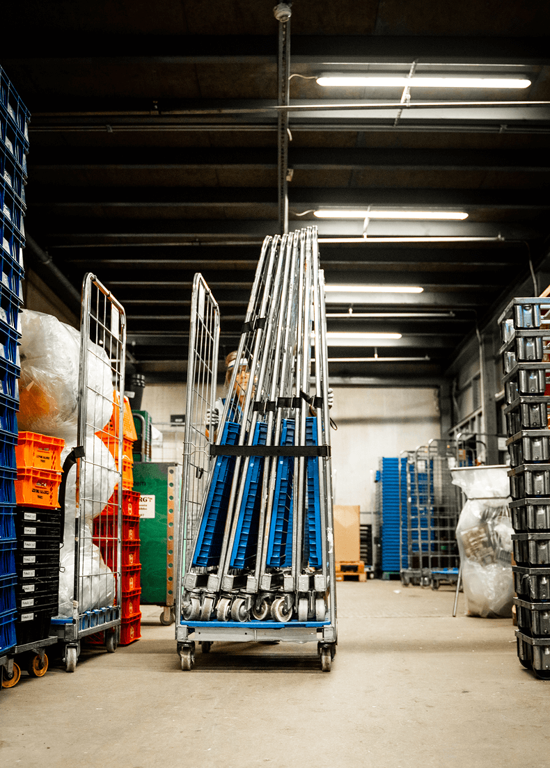 Aufgrund der engen Platzverhältnisse in Einzelhandel-Lagern sind die in sich stapelbaren Rollbehälter von K.Hartwall die ideale Lösung