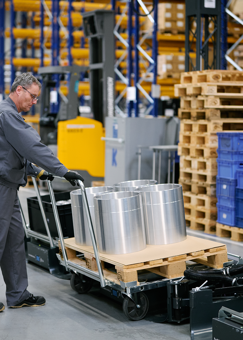 Bosch nutzt den LiftLiner Routenzug und das kompatible Daughter Cart für den internen Warentransport zwischen Lager und Produktionslinie